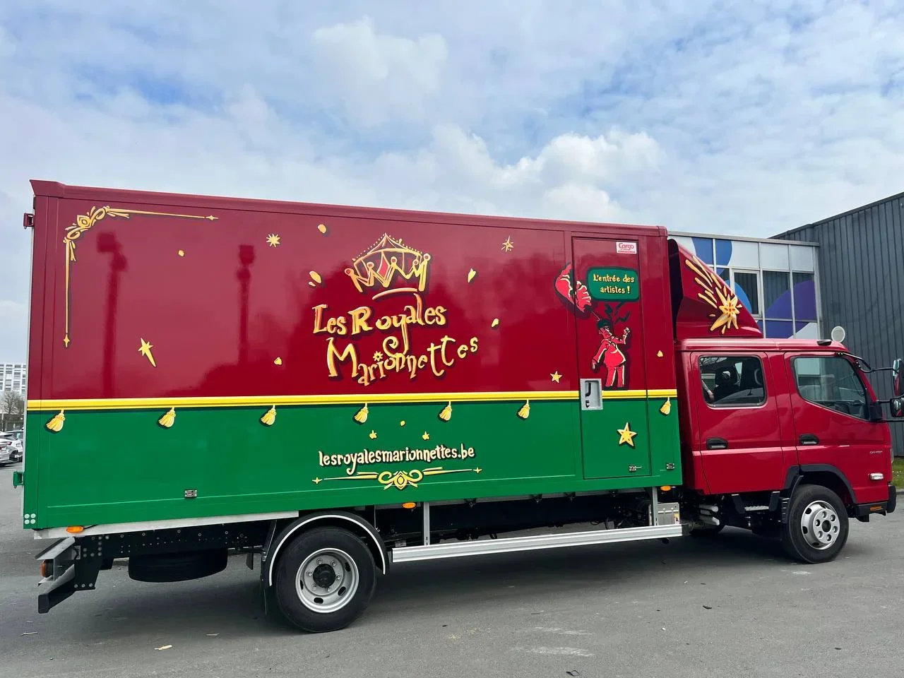 Les Royales Marionnettes — camion peint vu de flanc