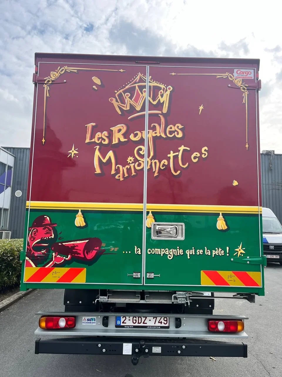 Les Royales Marionnettes — camion vu de l'arrière